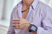 Moderne Langzeit-Blutdruck-Messung und Langzeit-EKG ohne lästige Manschette bei PRAGANZMED Düsseldorf